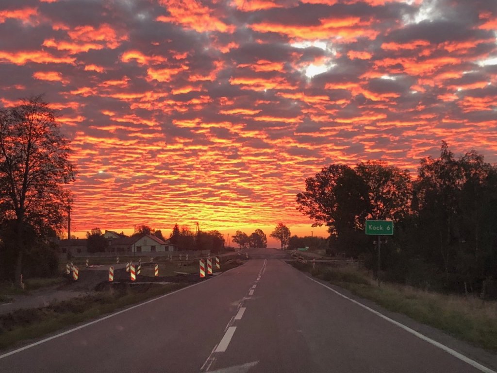 Snímek z cesty na východ - svítání na silnici ...